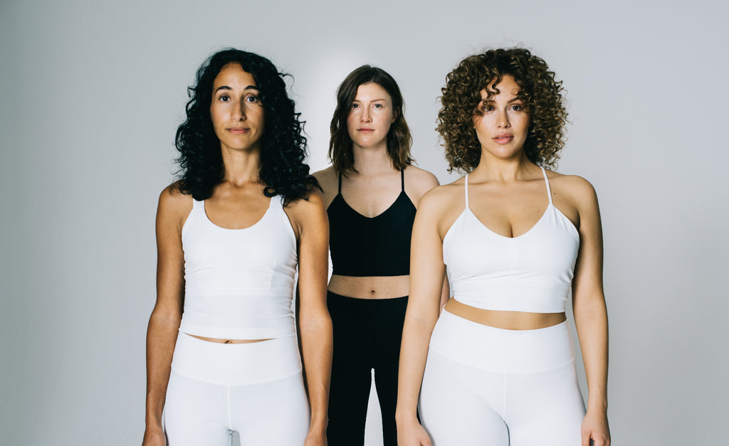 Attāin Studios offers you a range of Sportbras and tops, of course it’s made out of recycled qualities. We have got sustainable black and white Bras for you.