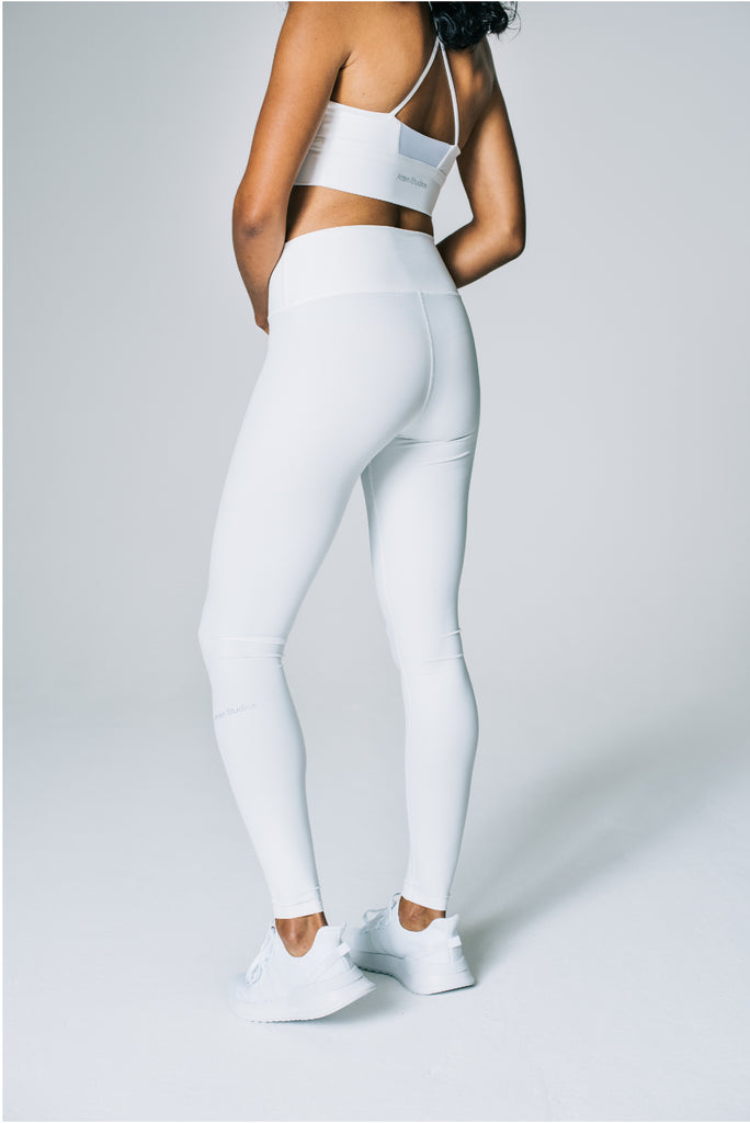 Attain Studios - Detail of white sportswear leggings made out of Econyl ® silky-touch fabric. Size S