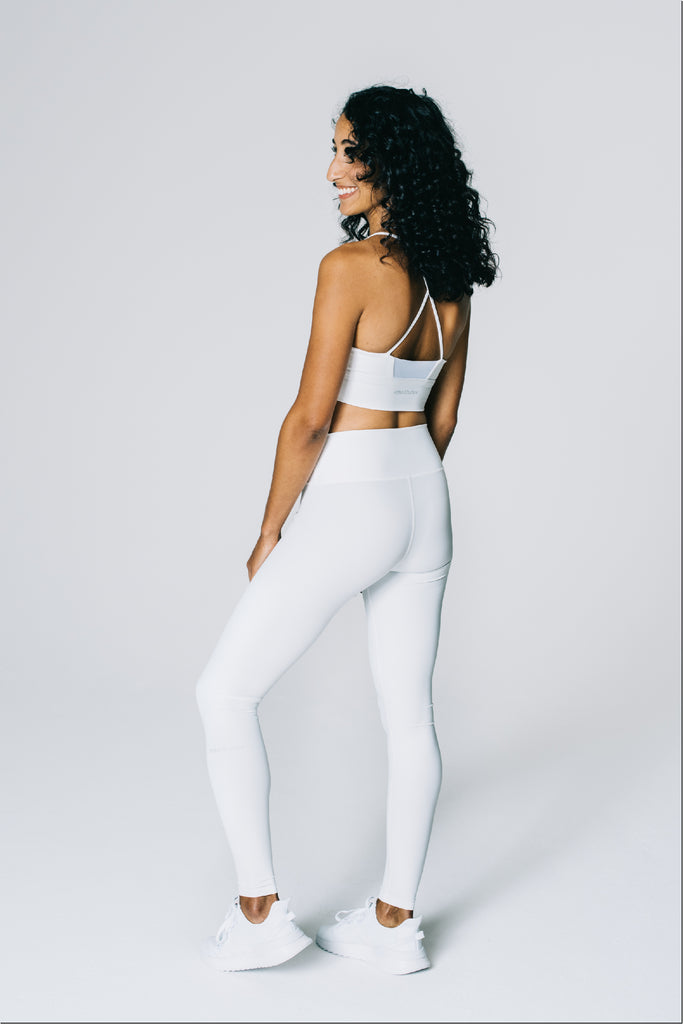 Attain Studios - White activewear leggings made out of Econyl ® silky-touch fabric. Size S