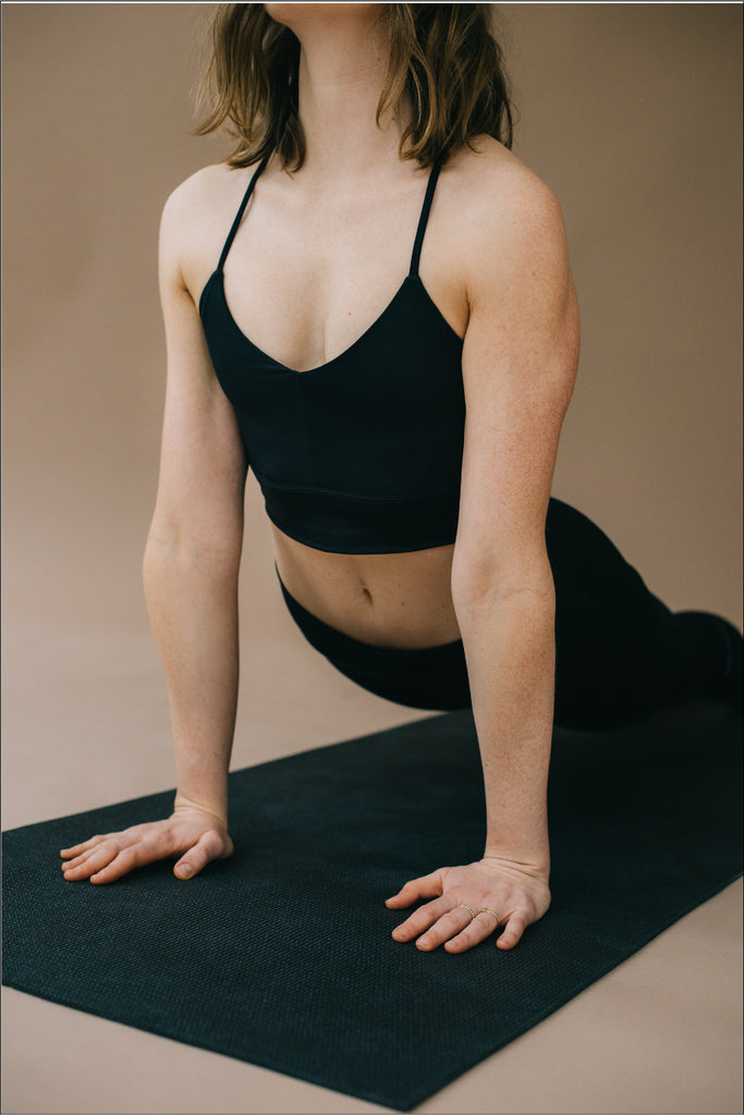 Attain Studios - Detail picture of Performance Sportbra for yoga or fitness in black, made out of recycled material. Size S