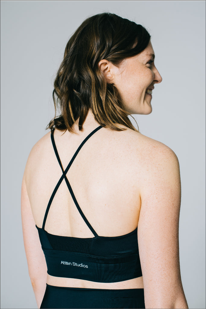 Attain Studios - Detail picture of Performance Sportbra for yoga or fitness in black, made out of recycled material. Size S