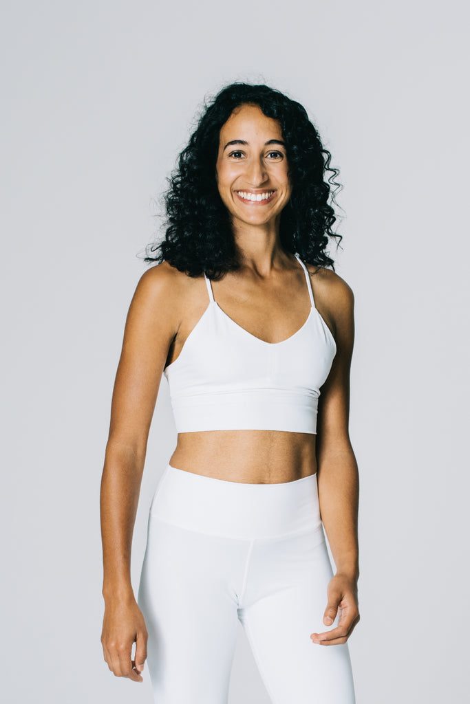 Attain Studios - Detail picture of Performance Sportbra for yoga or fitness in off-white, made out of recycled material. Size S