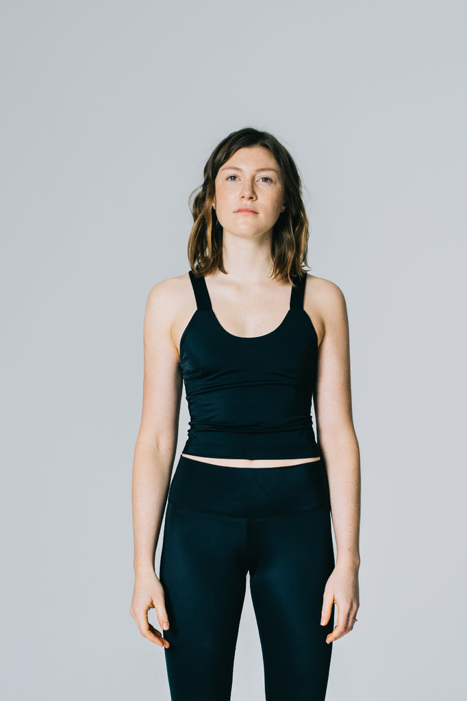 Attain Studios - Longeline Variety Sporttop in black with bra insert for yoga or fitness in off-white, made out of recycled material. Size S